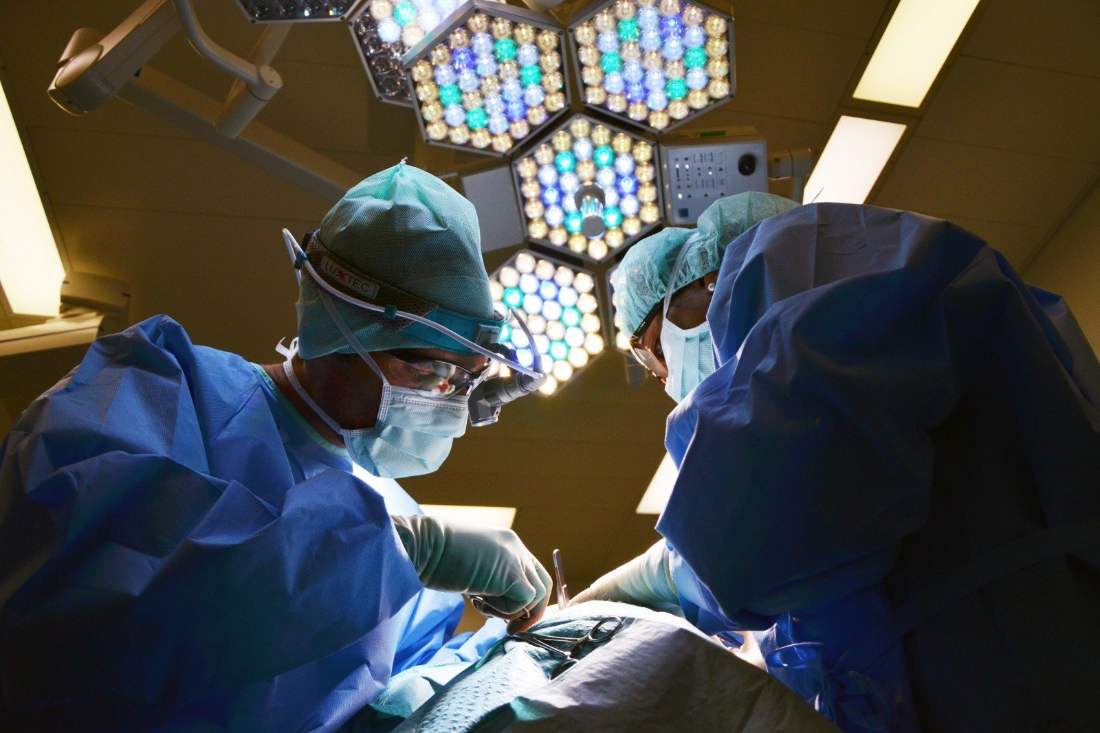 doctor-surgeon-operation-instruments-medical-1.jpg